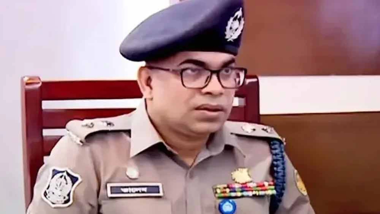 ঢাকা মেট্রোপলিটন পুলিশ (ডিএমপি) আয়োজিত সংবাদ সম্মেলনে উপ-পুলিশ কমিশনার (ডিসি) মুহাম্মদ তালেবুর রহমান ¦ ছবি: সংগৃহীত