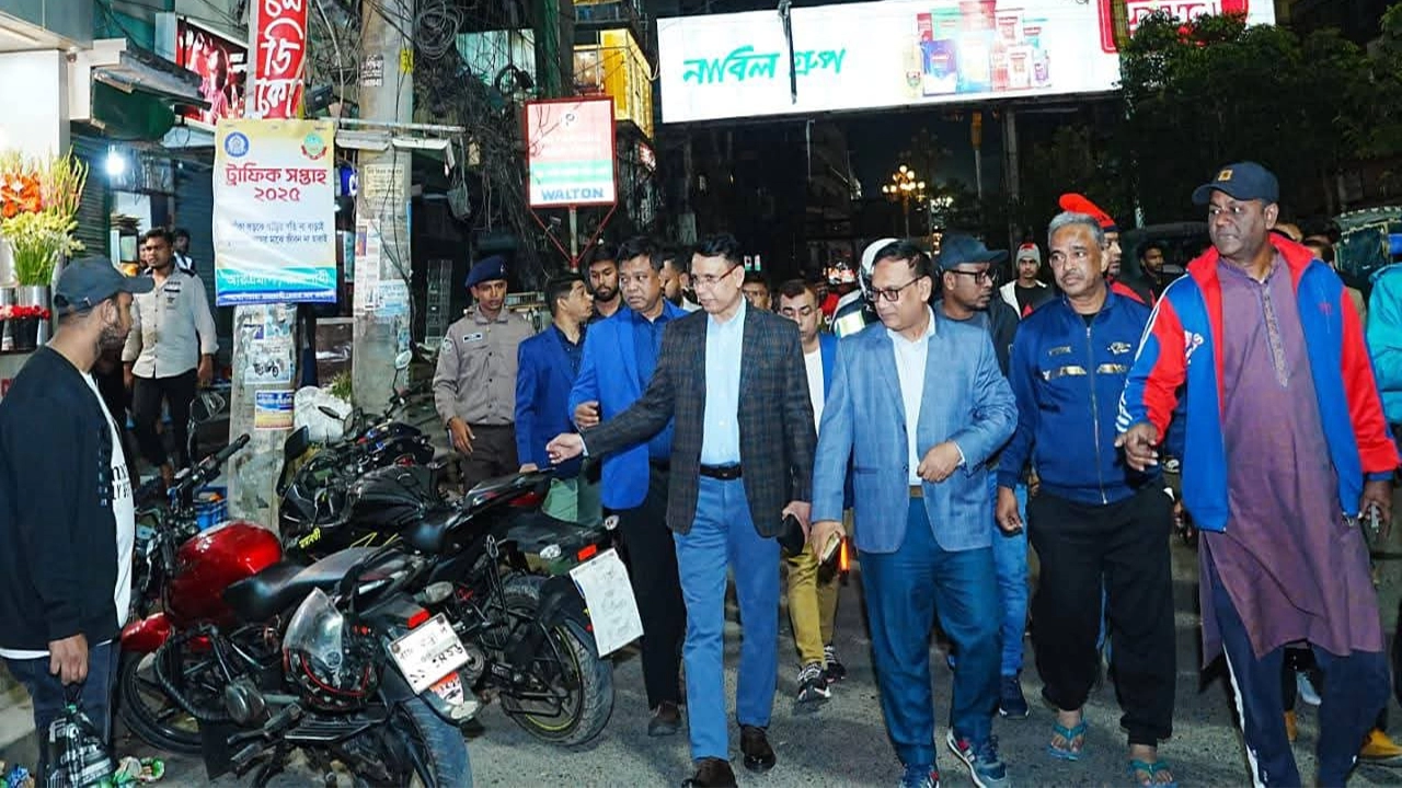 ব্যানার-পোস্টার অপসারণ ও ফুটপাত দখলমুক্তকরণ কার্যক্রম পরিদর্শনে রাসিক প্রশাসক ¦ ছবি: হাফিজুর রহমান পান্না