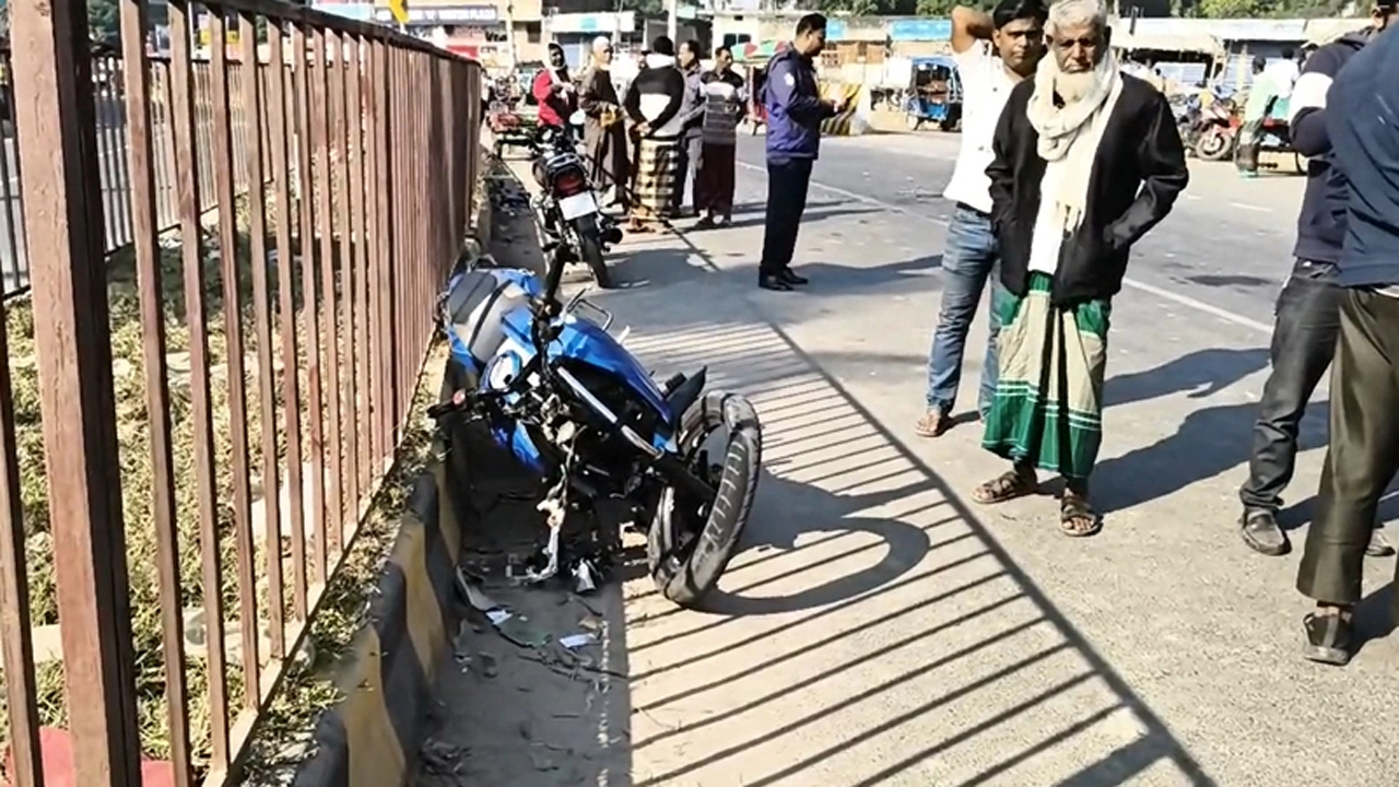 মেহেরপুরে মোটরসাইকেল সংঘর্ষে স্কুলছাত্রের মৃত্যু, আহত ২ জন ¦ ছবি: চ্যানেল ২৪