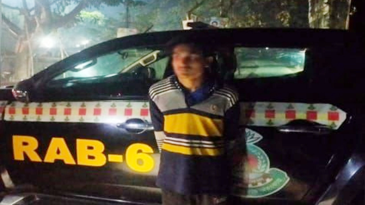 যশোরে রিক্সাচালক শহিদ হত্যা মামলার অন্যতম আসামি আলিফ আটক  ¦ ছবি: গ্রামের কাগজ
