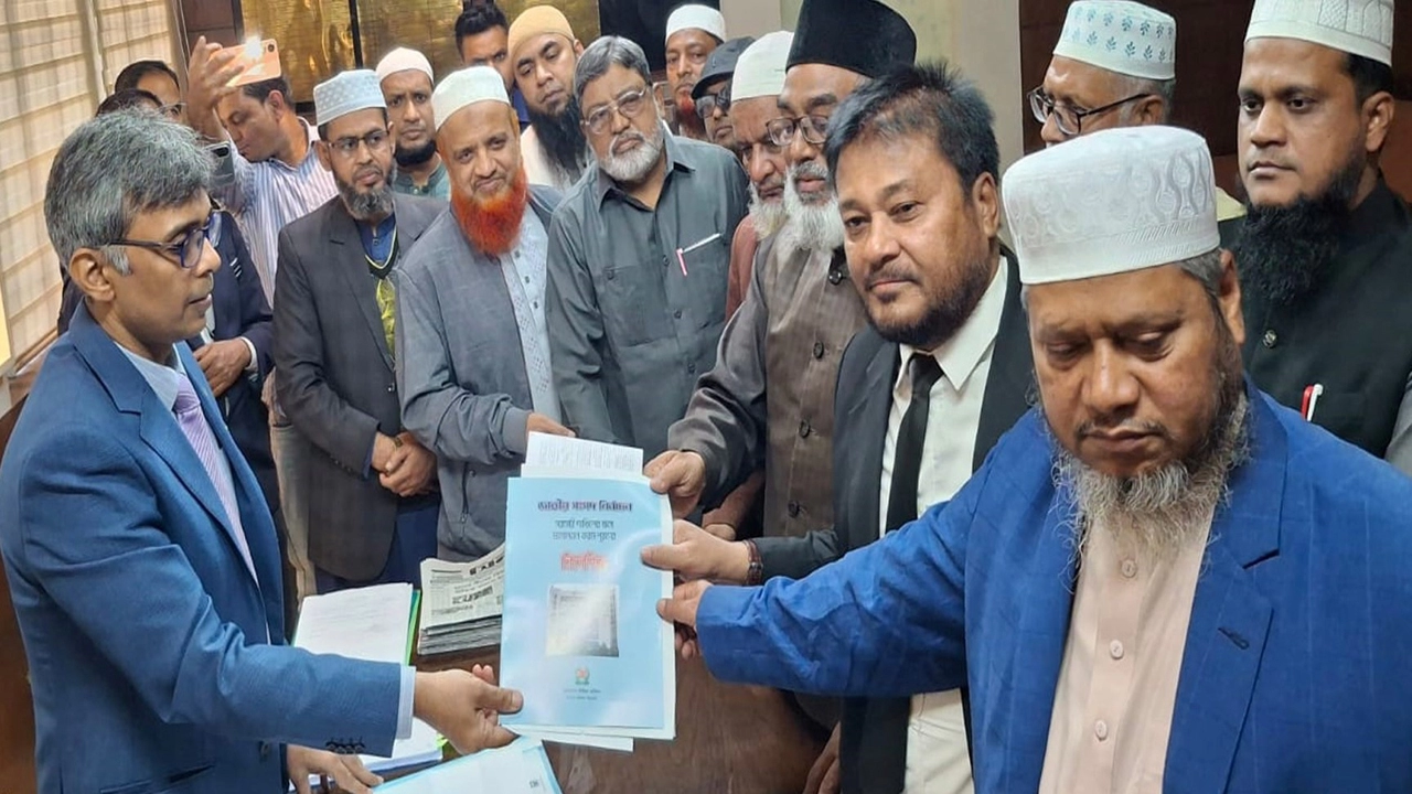 পাবনায় শুরু হয়েছে ত্রয়োদশ জাতীয় সংসদ নির্বাচনের মনোনয়নপত্র বিতরণ  ¦  ছবি : অরুন শীল