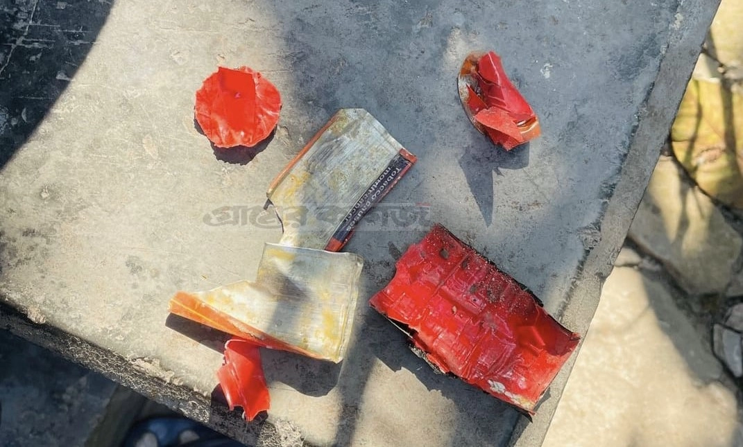 যশোরে বিএনপি সদস্যের বাড়িতে বোমা হামলা । ছবি গ্রামের কাগজ