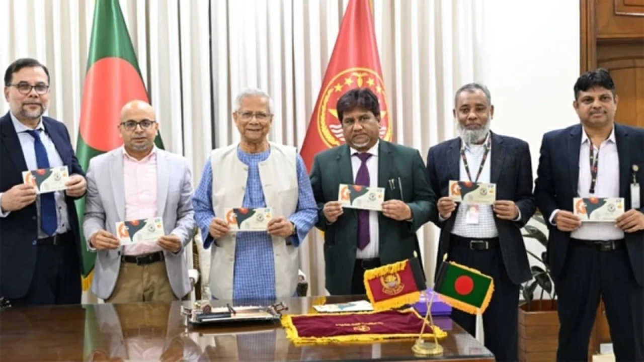 বিজয় দিবস উপলক্ষে স্মারক ডাকটিকিট অবমুক্ত করলেন প্রধান উপদেষ্টা