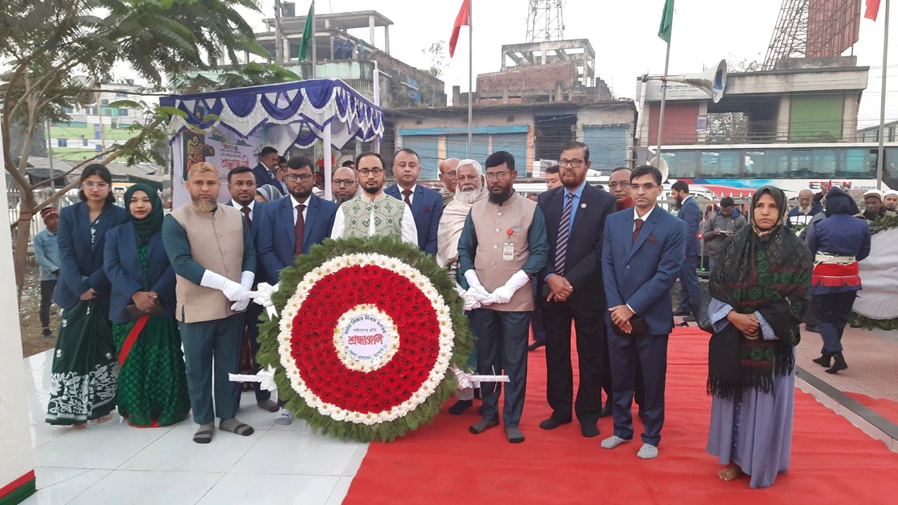 মহান বিজয় দিবস উপলক্ষে বিজয়স্তম্ভে শ্রদ্ধাঞ্জলি অর্পণ করেন যশোর জেলা প্রশাসক মোহাম্মদ আশেক হাসানসহ জেলা প্রশাসনের কর্মকর্তাবৃন্দ  ¦  ছবি: গ্রামের কাগজ