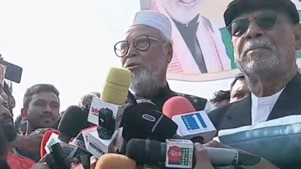 জাতীয় স্মৃতিসৌধে শহীদ বেদিতে শ্রদ্ধা জানানোর পর সাংবাদিকদের সঙ্গে কথা বলেন কাদের সিদ্দিকী