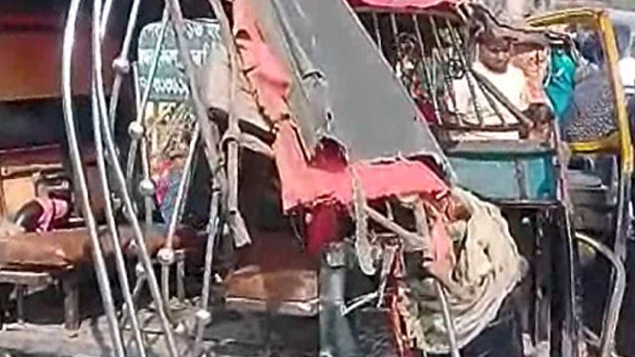 সাতক্ষীরায় মাছবাহী ট্রলির ধাক্কায় মাহেন্দ্র উল্টে মা ও ছেলে নিহত, আহত ৬  ¦ ছবি: প্রতিনিধি
