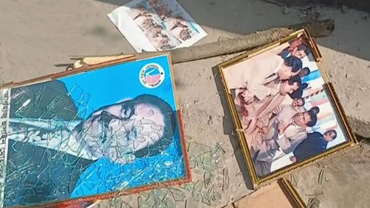 নওগাঁয় জাতীয় পার্টির সভা পণ্ড, কার্যালয়ে ভাঙচুর ও অগ্নিসংযোগ  ¦ ছবি: প্রতিনিধি