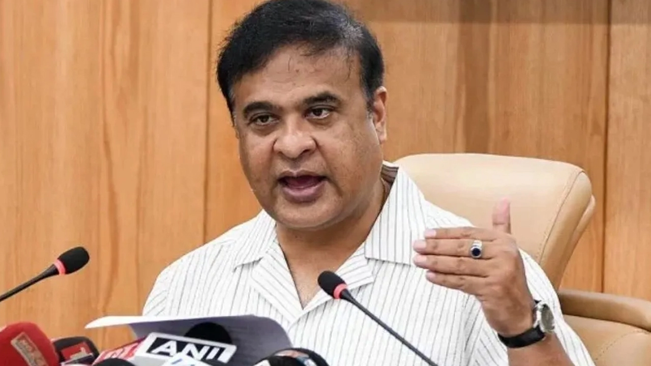 সাংবাদিকদের সঙ্গে আলাপকালে আসামের মুখ্যমন্ত্রী হেমন্ত বিশ্ব শর্মা ¦ ছবি: সংগৃহীত