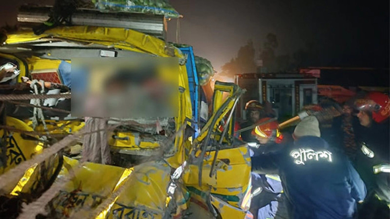 চট্টগ্রামে দাঁড়িয়ে থাকা ট্রাকের পেছনে ট্রাকের ধাক্কায় ব্যবসায়ী নিহত, আহত ২  ¦ ছবি: প্রতিনিধি