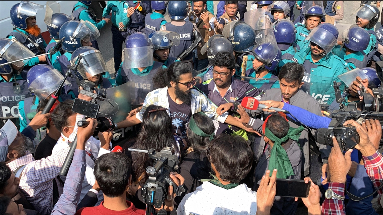 রাজশাহীতে সহকারী ভারতীয় হাই কমিশনার অফিস ঘেরাওয়ের চেষ্টা, পুলিশের বাধা