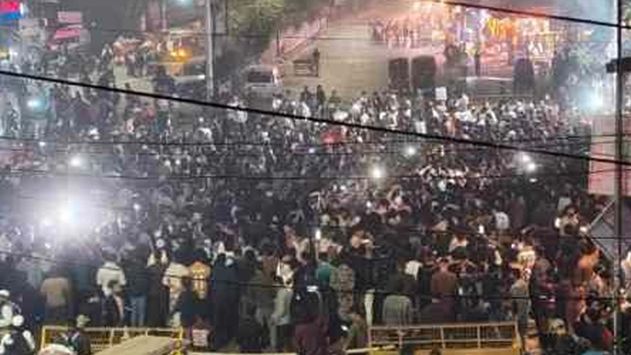 হাদির মৃত্যু: সারাদেশে বিক্ষোভ, সড়ক অবরোধ ও অগ্নিসংযোগ ¦ ছবি: সংগৃহীত