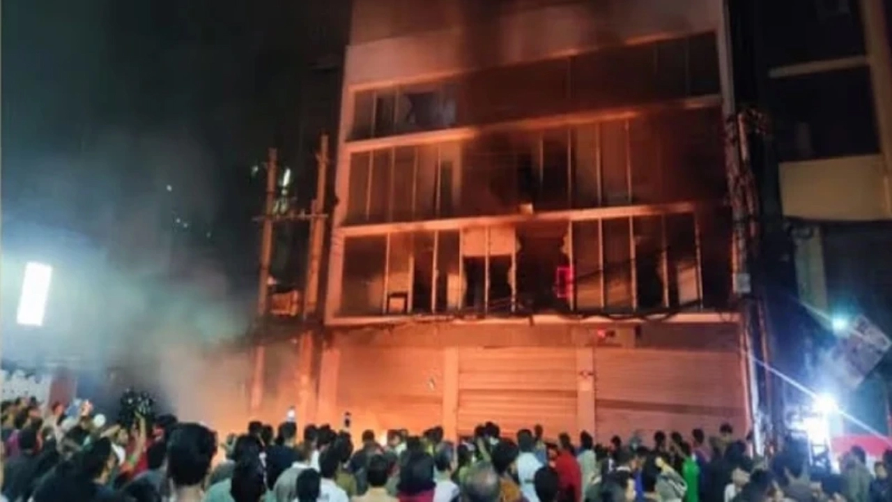 প্রথম আলো ও ডেইলি স্টার কার্যালয়ে হামলা-ভাঙচুর, অগ্নিসংযোগ