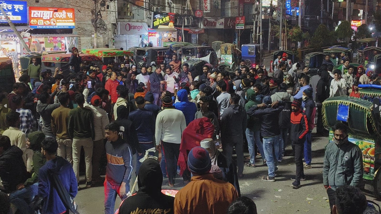 হাদির মৃত্যুর খবরে রাজশাহীতে বিক্ষোভ, আওয়ামী লীগ কার্যালয় ভাঙচুর