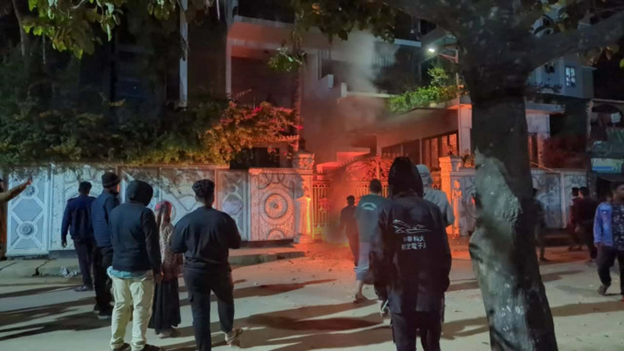 পার্বত্য চট্টগ্রাম বিষয়ক সাবেক মন্ত্রী বীর বাহাদুর উশৈসিংয়ের বাসভবনে অগ্নিসংযোগের ঘটনা ঘটেছে। ছবি: টিবিএস