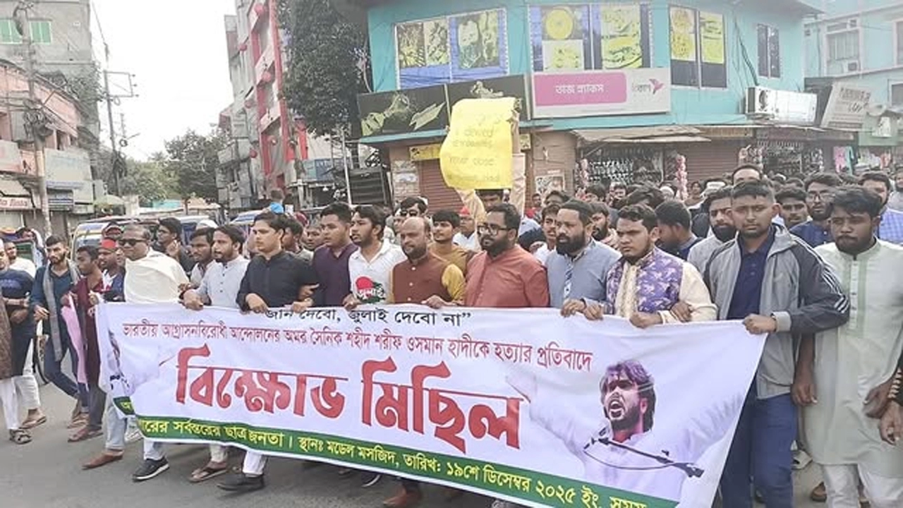 ‘আমরা সবাই হাদি হবো’ স্লোগানে উত্তাল যশোর শহর ¦ ছবি: গ্রামের কাগজ