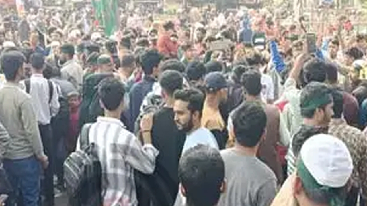শাহবাগে ছাত্র-জনতা বিক্ষোভ