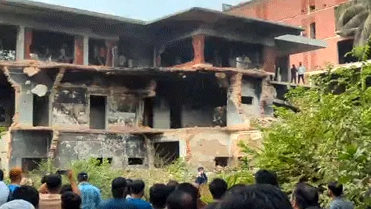 আবারও ধানমন্ডি ৩২ নম্বরে ভাঙচুর