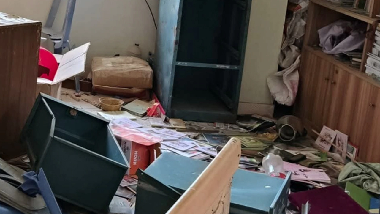 কুষ্টিয়ায় প্রথম আলো অফিসে ভাঙচুর-অগ্নিসংযোগ ¦ ছবি: প্রতিনিধি