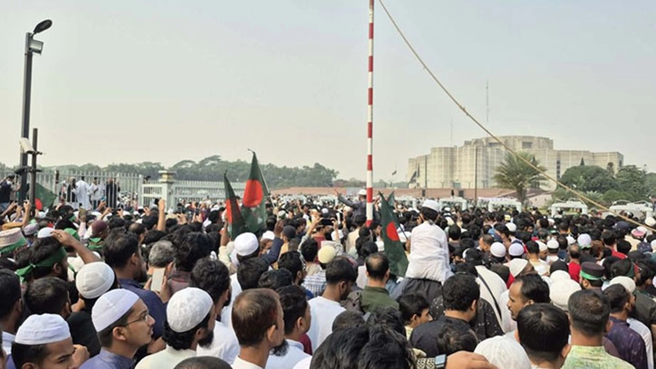 হাদির মরদেহ সংসদের দক্ষিণ প্লাজায় পৌঁছালো, লাখো মানুষের ঢল