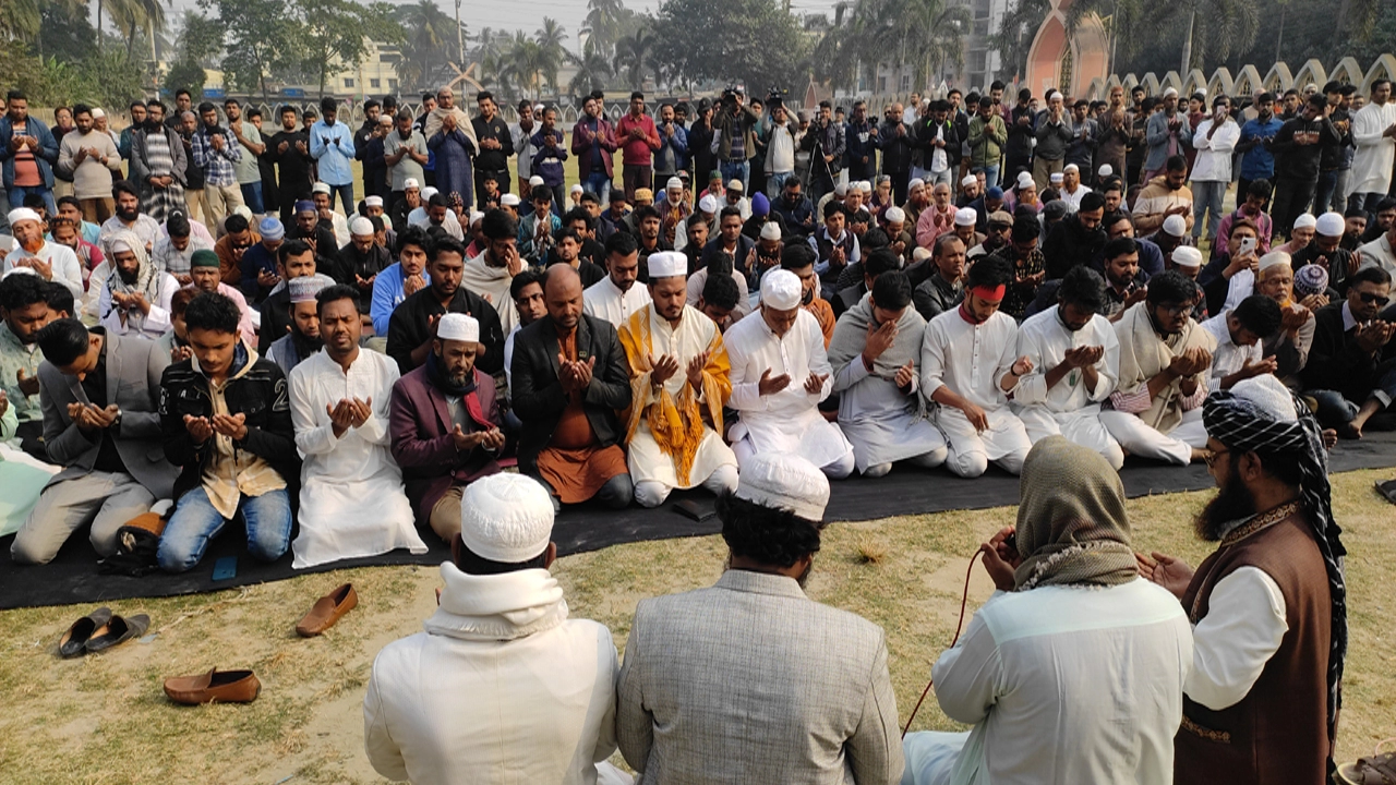 যশোরে ইনকিলাব মঞ্চের মুখপাত্র ওসমান হাদির রুহের মাগফেরাত কামনা করে দোয়া অনুষ্ঠিত ¦ ছবি: গ্রামের কাগজ