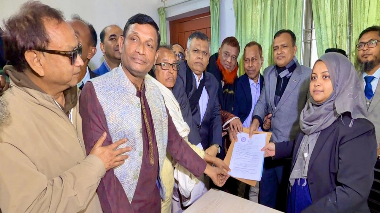 রাজশাহী-৩ আসনে বিএনপির মিলনের পক্ষে মনোনয়ন উত্তোলন ¦ ছবি: হাফিজুর রহমান পান্না