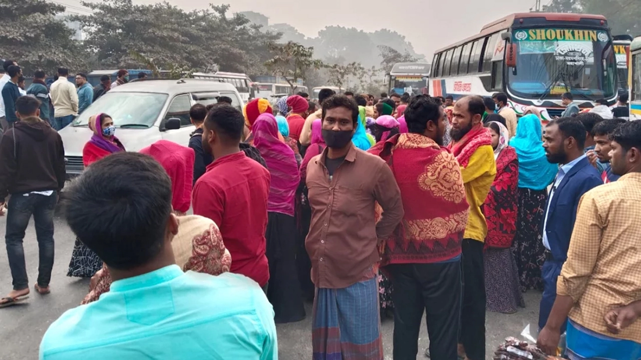 শ্রমিককে তুলে নেওয়ার অভিযোগে ঢাকা-ময়মনসিংহ মহাসড়ক অবরোধ করেছেন শ্রমিকরা। ছবি: ইত্তেফাক