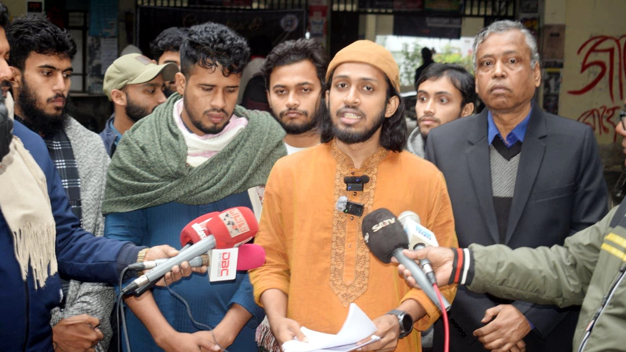 ফ্যাসিস্টদের দোসদের পদত্যাগের খোঁজে বিভাগে বিভাগে সালাহউদ্দিন আম্মার ।   ছবি: হাফিজুর রহমান পান্না