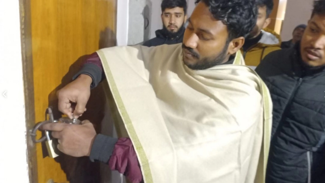 রাবির আওয়ামীপন্থি ডিনদের অফিসে শিক্ষার্থীদের তালা। ছবি: হাফিজুর রহমান পান্না