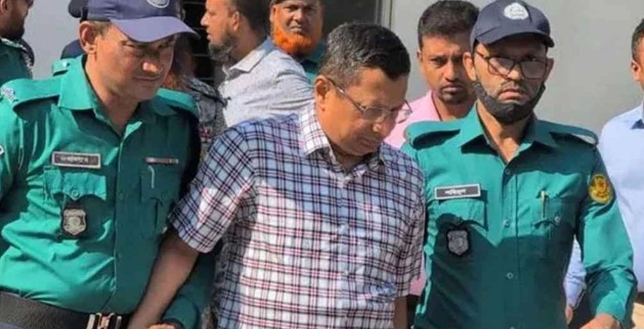 জুলাই অভ্যুত্থানে মানবতাবিরোধী অপরাধের মামলায় রাজসাক্ষী হওয়ার পর ৫ বছরের কারাদণ্ডে দণ্ডিত হন সাবেক আইজিপি চৌধুরী আব্দুল্লাহ আল মামুন