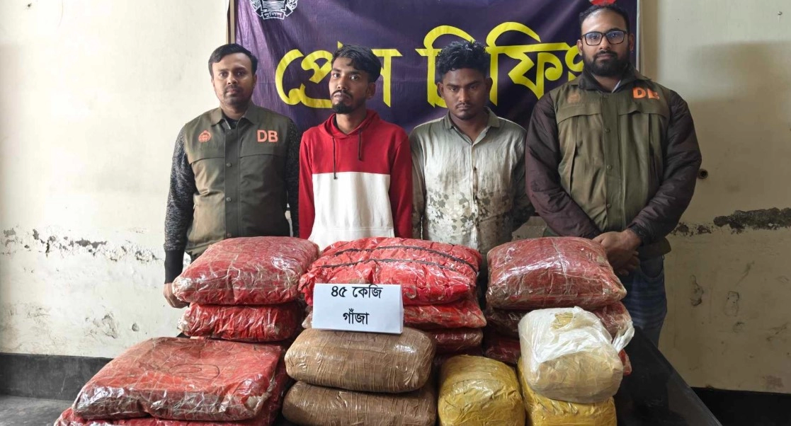 মিনি পিকআপ থেকে ৪৫ কেজি গাঁজা উদ্ধার । ছবি-গ্রামের কাগজ