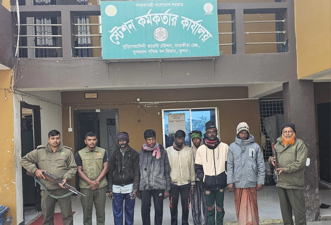 সুন্দরবন থেকে ৬ জেলে আটক  । ছবি স্টাফ  রিপোর্টার, শ্যামনগর (সাতক্ষীরা)