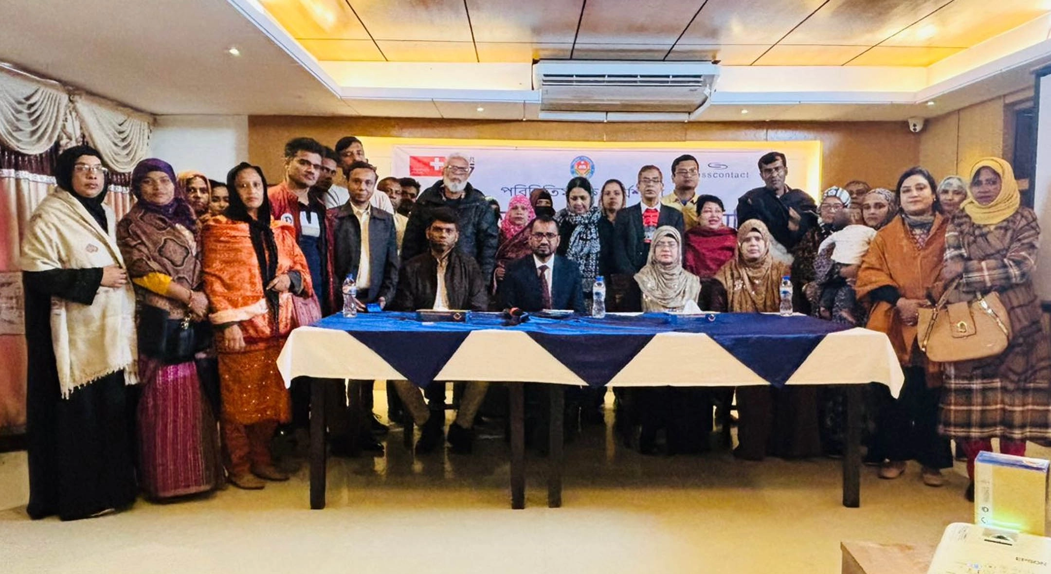 যশোর পৌরসভায় বসবাসরত জলবায়ু অভিবাসীদের সমন্বয় ও অংশগ্রহণমূলক উন্নয়ন নিশ্চিত করার লক্ষ্যে ‘জলবায়ু অভিবাসী সমন্বয় কমিটি’র পরিচিতিমূলক কর্মশালা অনুষ্ঠিত হয়েছে।  ছবি: গ্রামের কাগজ