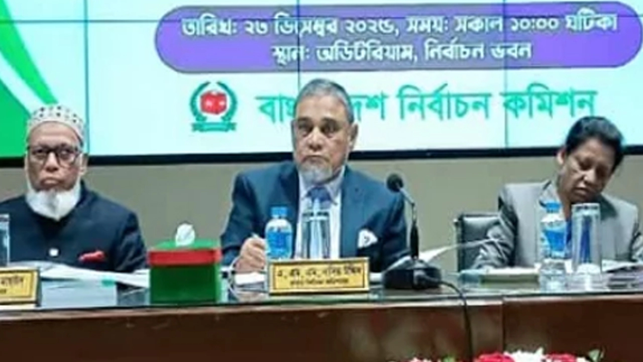 রাজধানীর আগারগাঁও নির্বাচন ভবন অডিটোরিয়ামে অনুষ্ঠিত এক ব্রিফিংয়ে প্রধান নির্বাচন কমিশনার (সিইসি) এ এম এম নাসির উদ্দিন ¦ ছবি: সংগৃহীত