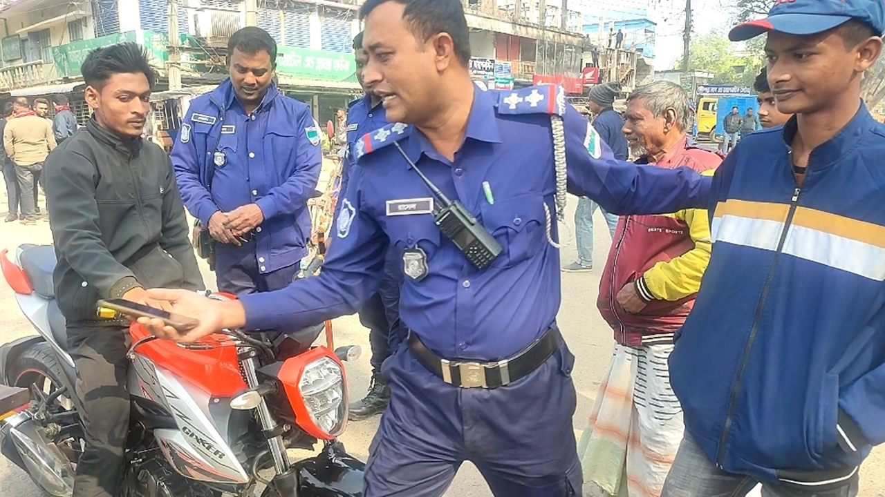 জাতীয় নির্বাচন সামনে রেখে ঝিনাইদহ-৩ আসনে পুলিশের মটর সাইকেল চেকিং শুরু ¦ ছবি:  আব্দুর রহমান