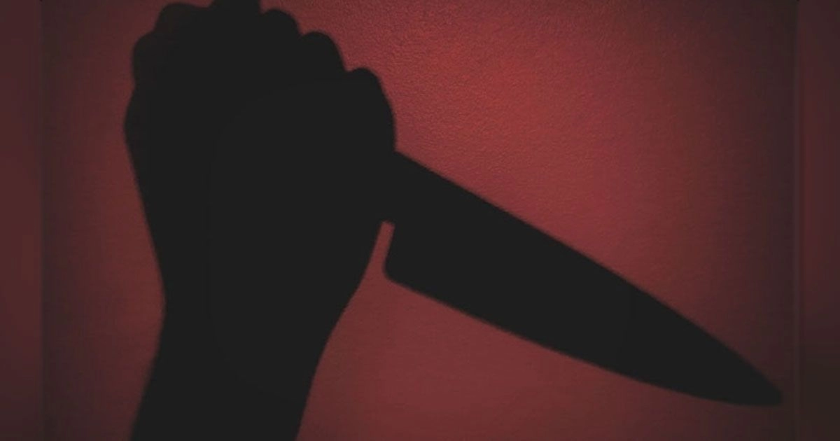 যশোরে মাকে চাকু ঠেকিয়ে টাকা আদায়ের চেষ্টা । ছবি প্রতিকী