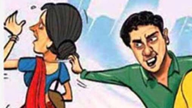 যশোরের দড়াটানায় নারীর নেতৃত্বে ছিনতাইয়ের অভিযোগ । ছবি প্রতিকী