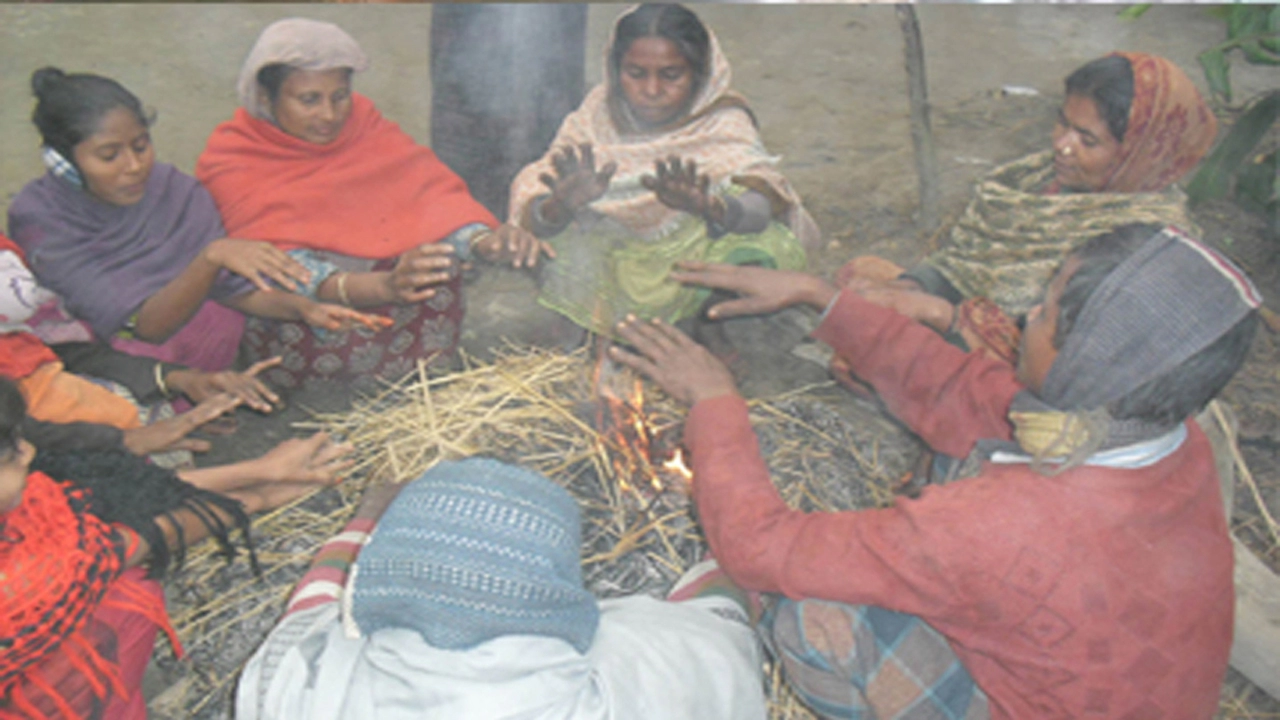 ঘোড়াঘাটে তীব্র শীত ও ঘন কুয়াশার দাপট, বিপর্যস্ত জনজীবন