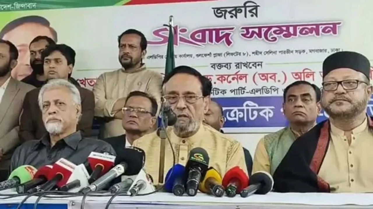 সংবাদ সম্মেলনে ড. কর্নেল (অব.) অলি আহমদ বীর বিক্রম ¦ ছবি: সংগৃহীত