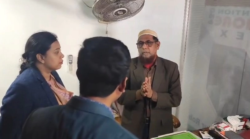 ভুয়া ডাক্তার আব্দুর রব । ছবি গ্রামের কাগজ
