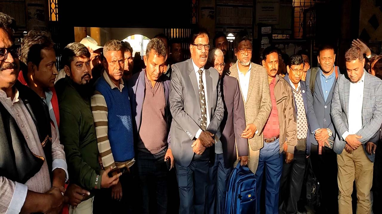 নেতাকর্মীরা ঢাকার উদ্দেশে যাত্রা শুরু । ছবি-গ্রামের কাগজ