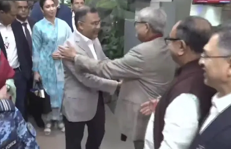 দলের নেতাদের সঙ্গে তারেক রহমানের আলিঙ্গন