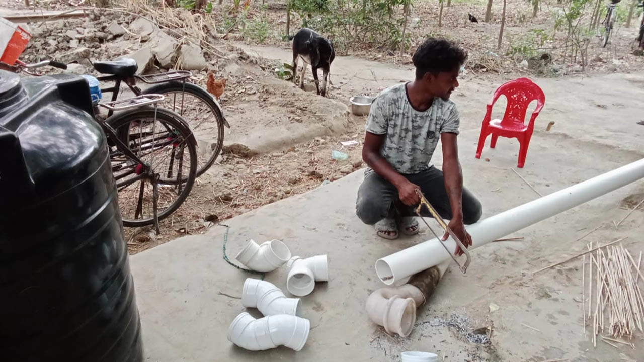 শাহ মখদুম উপজেলার পবা নতুনপাড়া এলাকার আদিবাসী কালিপদ মিস্ত্রির ছেলে অনিল সর্দার স্যানিটারির কাজ শিখে উপার্জন করছেন মাসে গড়ে ৩০ হাজার টাকা।