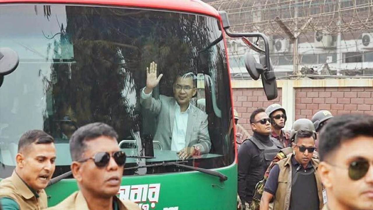 ভিড় ঠেলে এগিয়ে চলেছে তারেক রহমানের গাড়ি