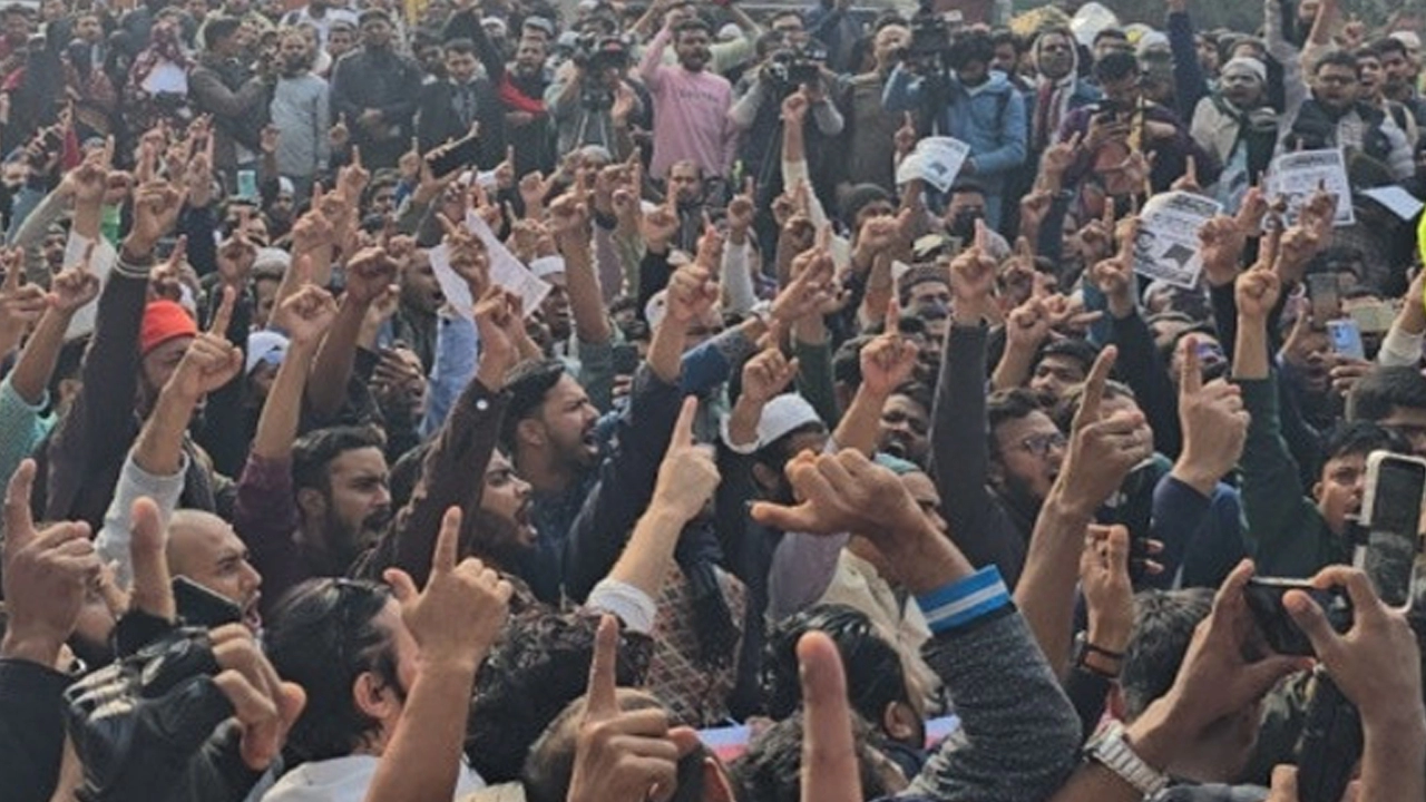 হাদি হত্যার বিচারের দাবিতে শাহবাগ অবরোধ