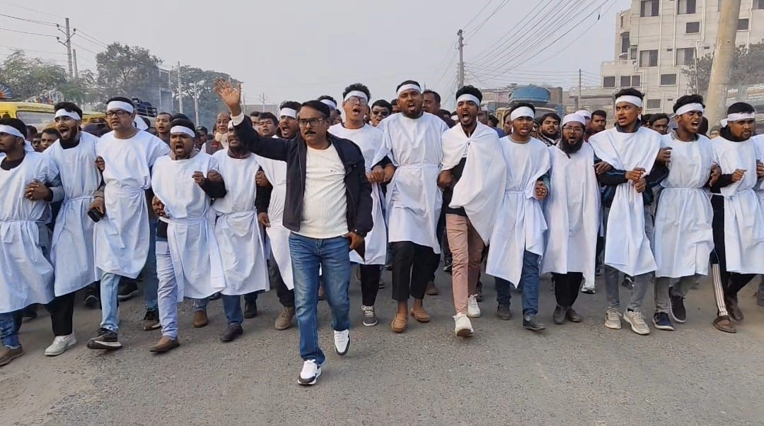 কালীগঞ্জে রাশেদ খাঁনকে অবাঞ্ছিত ঘোষণা,কাফনের কাপড় পরে বিএনপির বিক্ষোভ ।  ছবি: গ্রামের কাগজ