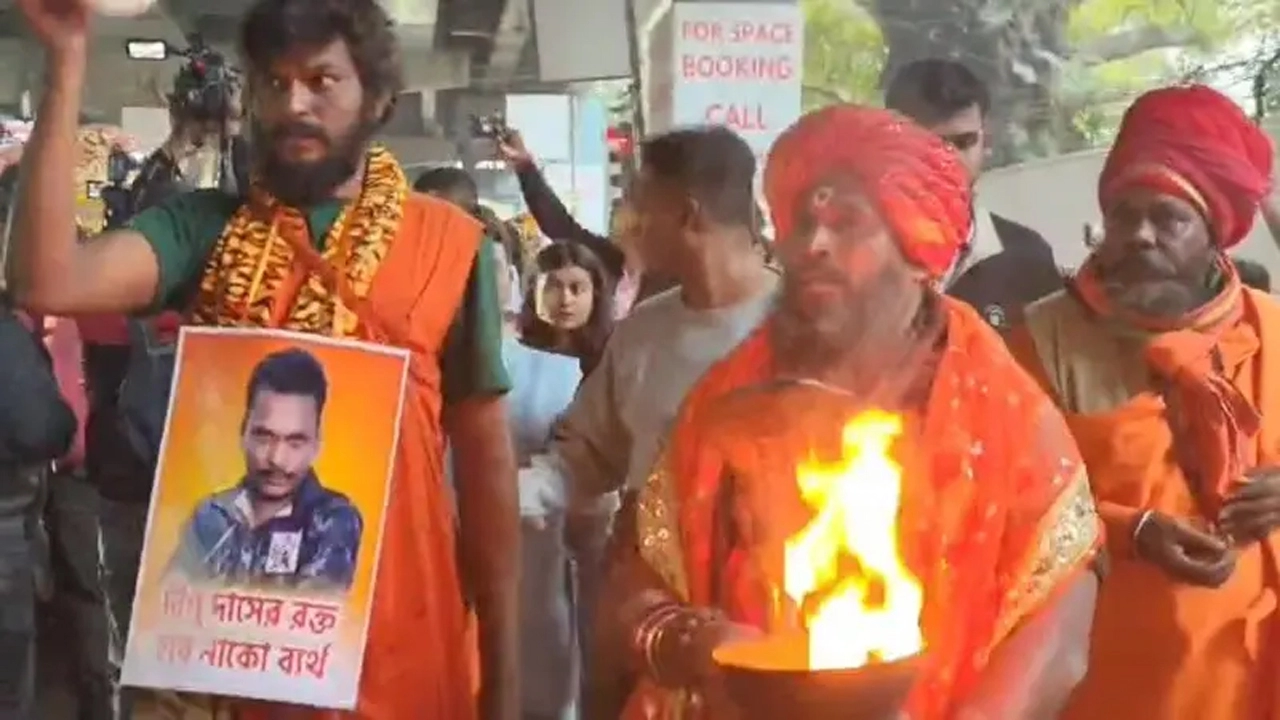 কলকাতায় বাংলাদেশ উপদূতাবাসের সামনে বিক্ষোভ ¦ ছবি: বিবিসি