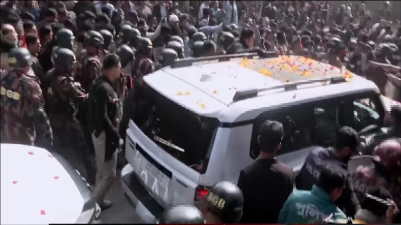 হাদির সমাধিস্থলে তারেক রহমান : শাহবাগে ছাত্রদলের উচ্ছ্বাস