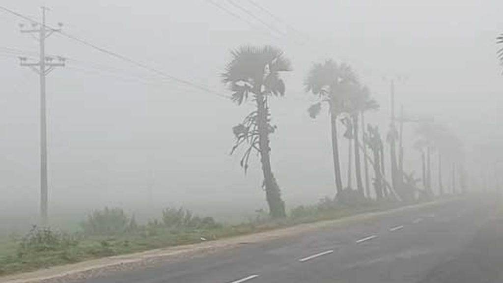 কুয়াশায় ঢাকা পড়েছে নওগাঁ, তীব্র শীত