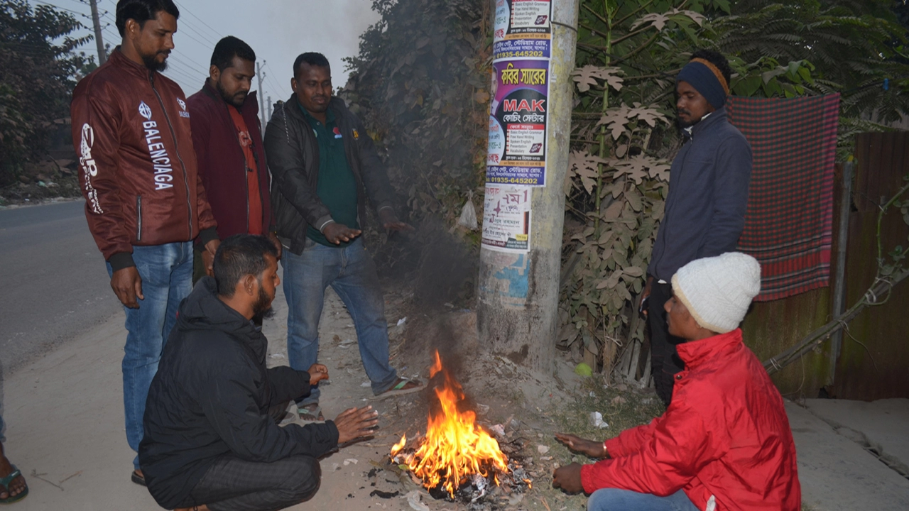 যশোরে শৈত্যপ্রবাহের সাথে উত্তরের হিমেল হাওয়ায় যেনো হাড়েও কাঁপন লাগছে ¦ ছবি: গ্রামের কাগজ