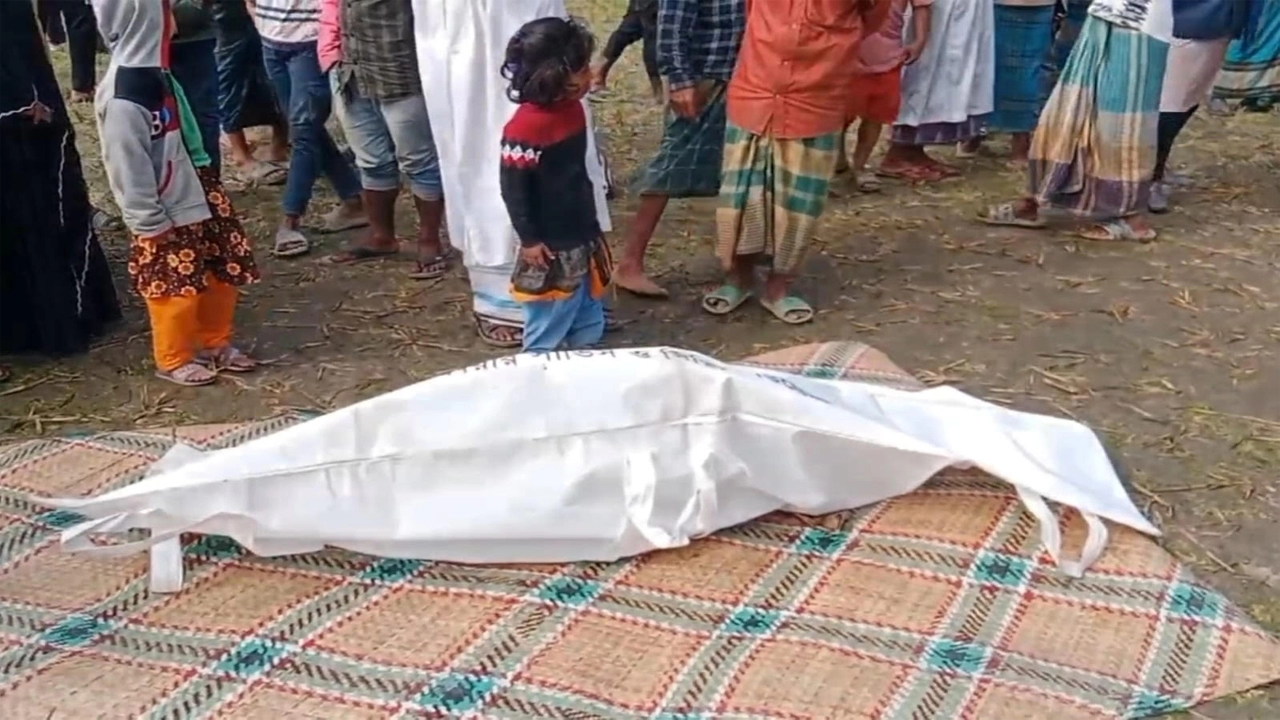 চাঁদপুর ফরিদগঞ্জে আগুনে পুড়ে কিশোরের মৃত্যু, ৫ ব্যবসা প্রতিষ্ঠান পুড়ে ছাই ¦ ছবি: প্রতিনিধি